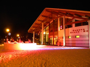 Mise en "lumière" d'un bar de neige sur l'esplanade pour une soirée de gala.