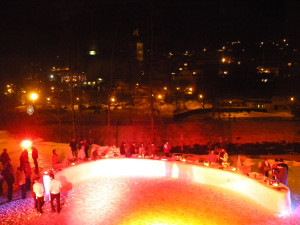 Apéritif autour d'un bar de neige sur l'esplanade pour une soirée de gala.